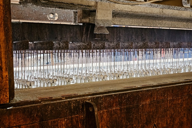 Foto 5 Verzinken in het zinkbad